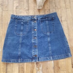 Topshop denim miniskirt fron button100% cotton size:34 Two front side pockets.